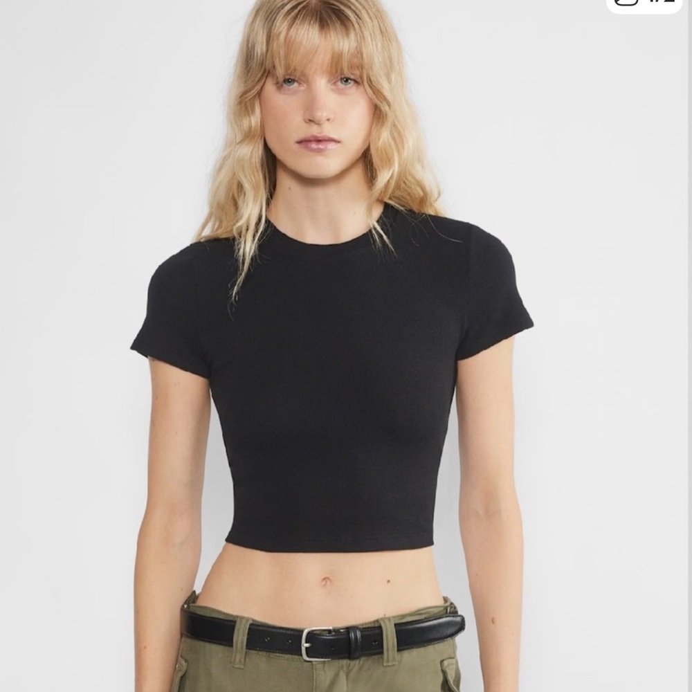 S Aritzia TNA cropped black ribbed baby tee